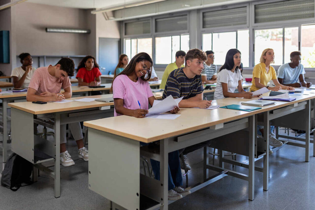 Alunos em sala de aula realizando curso tecnico