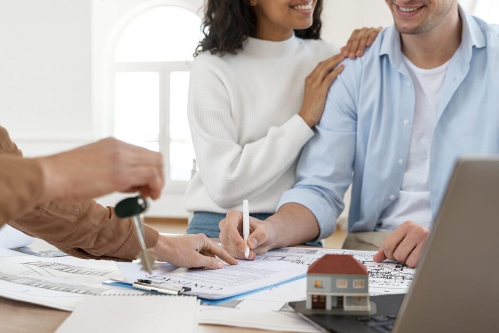 casal assinando compra de apartamento