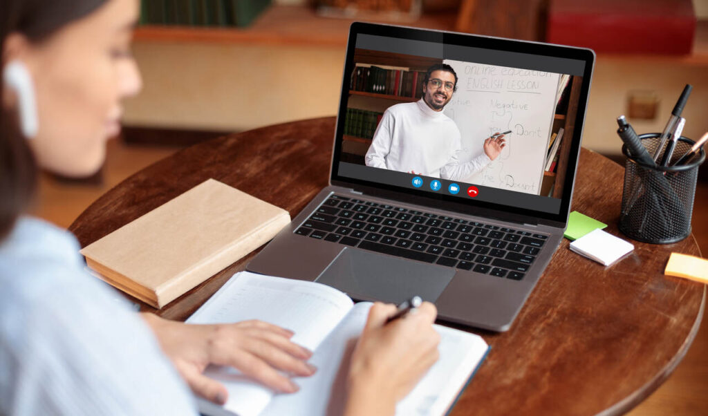 estudante fazendo supletivo online