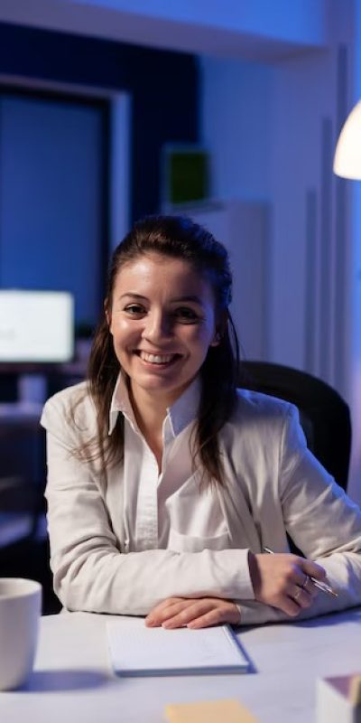 imgi_120_feche-o-retrato-de-uma-mulher-de-negocios-sorrindo-para-a-camera-depois-de-beber-uma-xicara-de-cafe-sentada-a-mesa-no-escritorio-ta