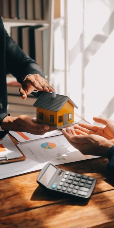 imgi_21_agente-imobiliario-e-cliente-assinando-contrato-para-comprar-seguro-residencial-ou-emprestar-imoveis-alugar-um-seguro-residenci