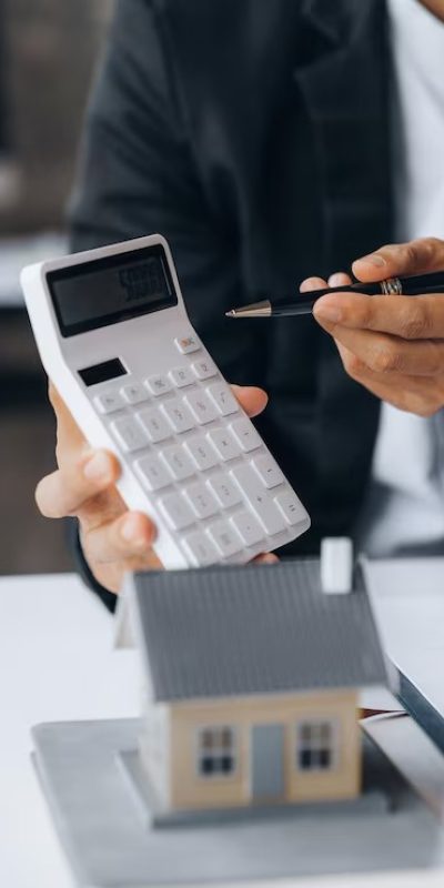 imgi_24_o-funcionario-da-locadora-esta-discutindo-os-detalhes-antes-que-o-cliente-concorde-em-assinar-um-contrato-de-aluguel-explicando